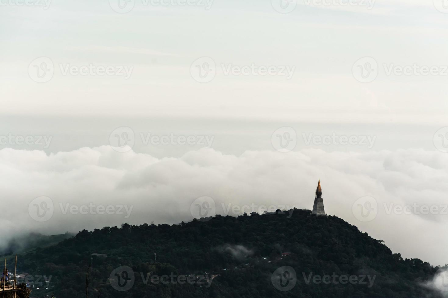 niebla matutina con montaña, mar de mis foto