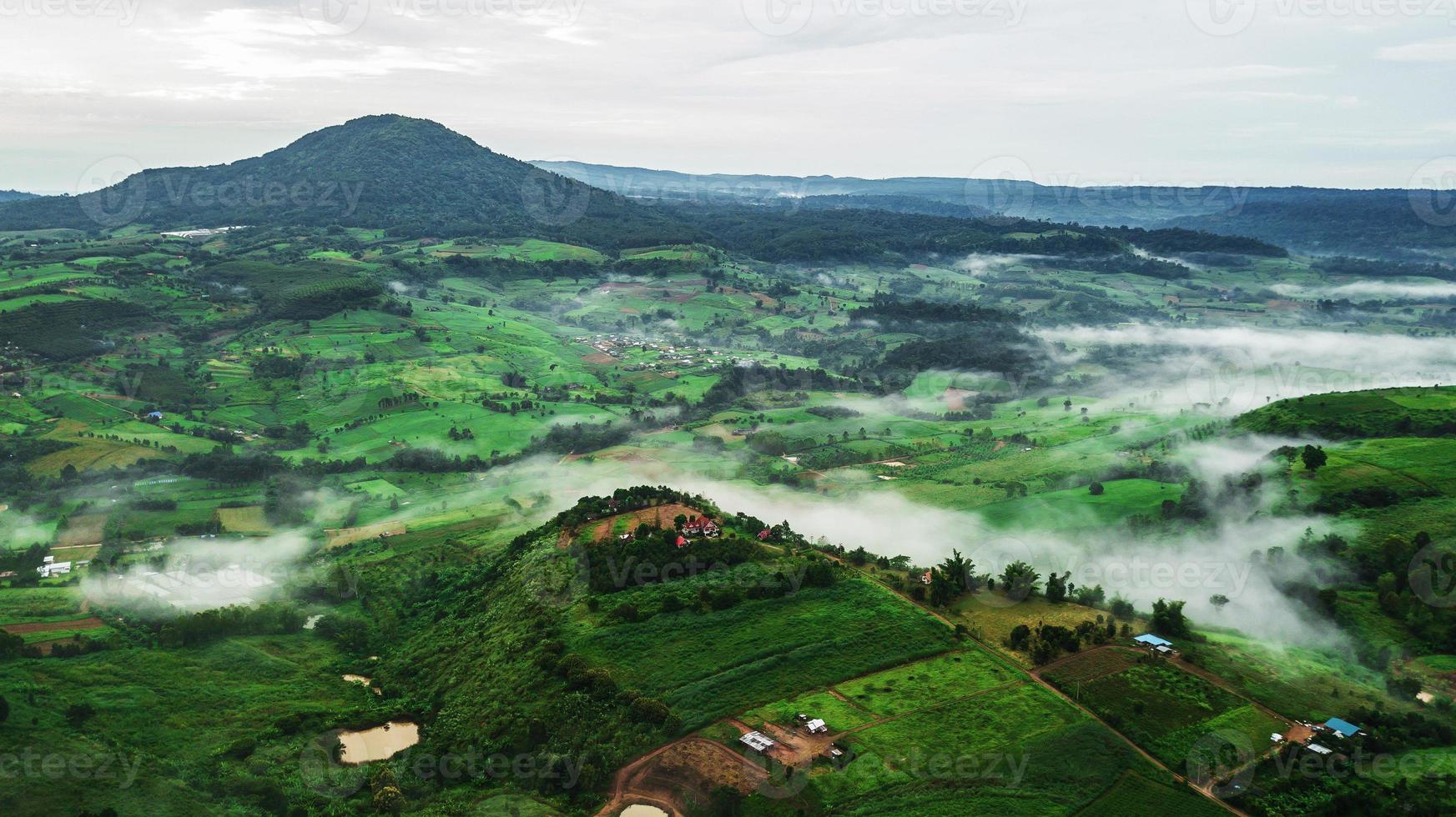 montañas con árboles y niebla en Tailandia foto