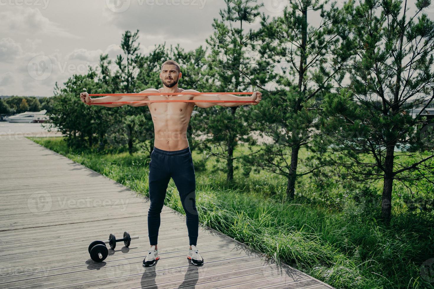 entrenamiento, estilo de vida saludable y concepto de culturismo. un hombre europeo fuerte musculoso estira