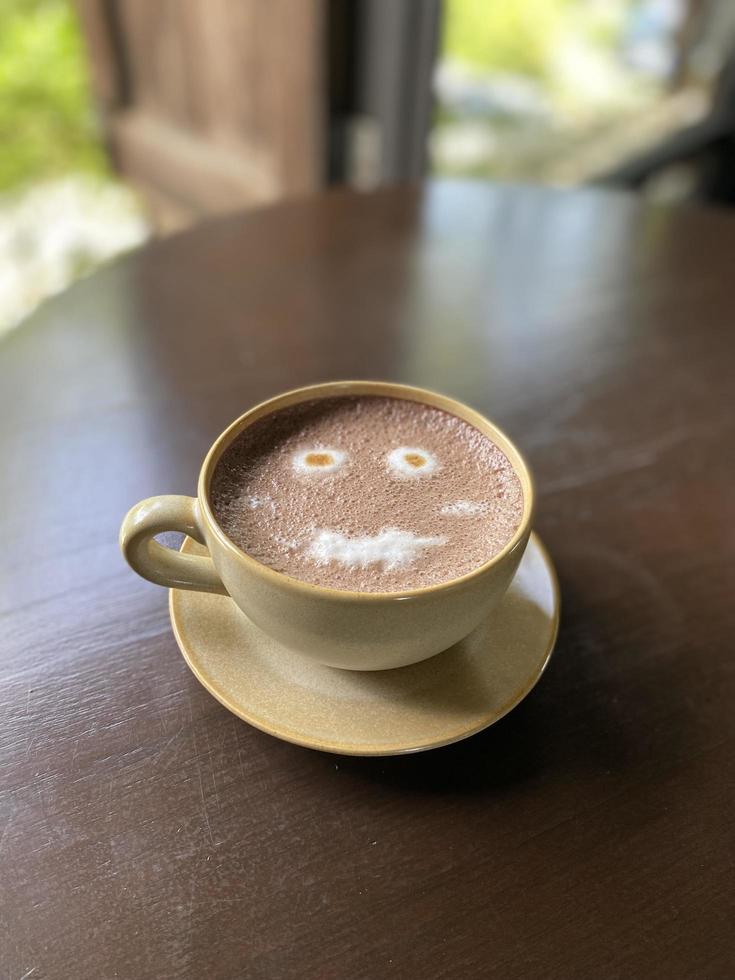 taza de café feliz en la mesa foto