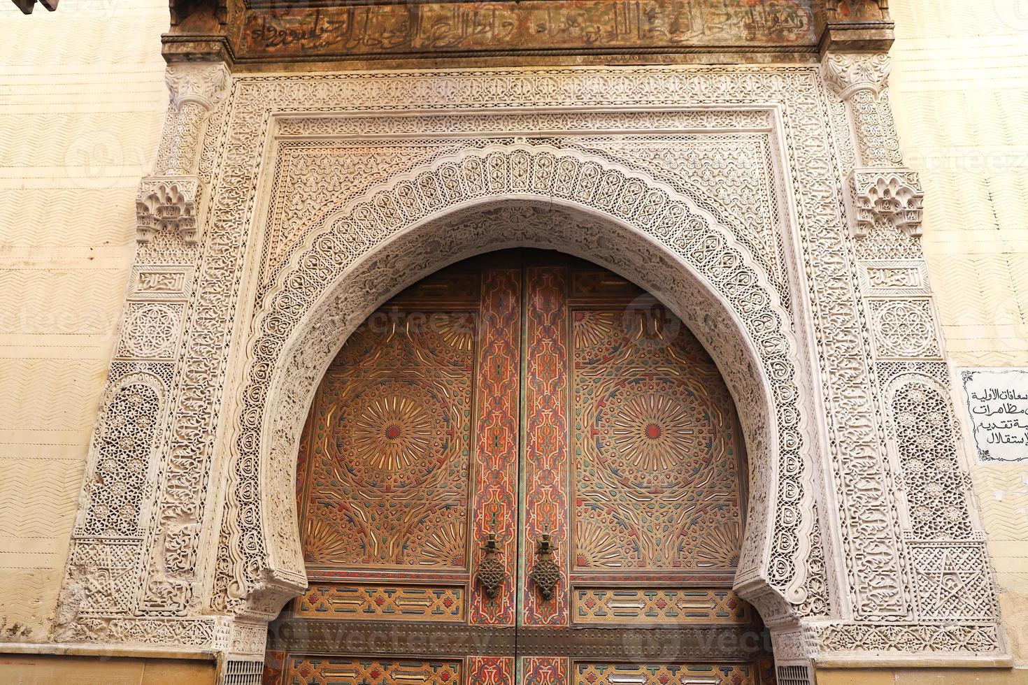 puerta de un edificio en fez, marruecos foto