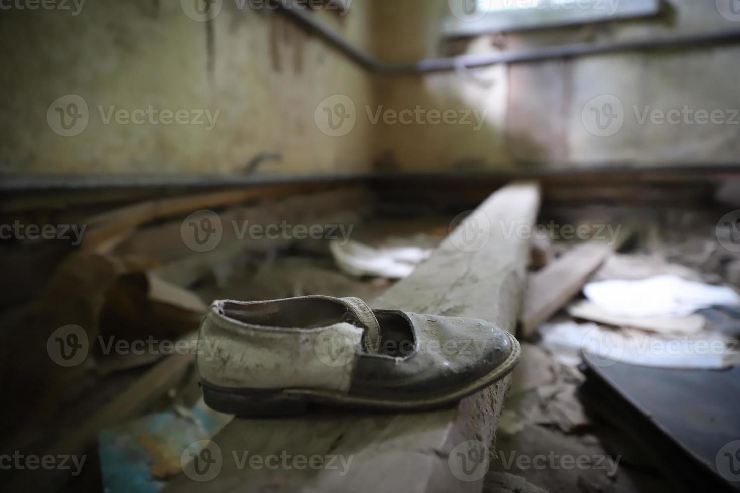 zapato en la zona de exclusión de chernobyl, ucrania foto