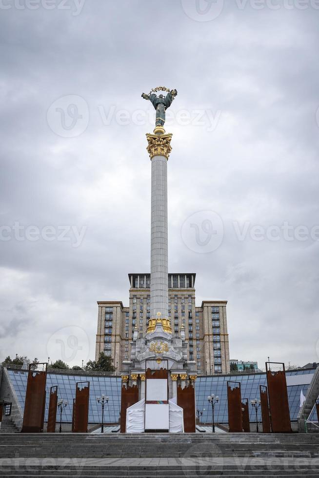 Independence Monument in Maidan Nezalezhnosti in Kiev, Ukraine photo