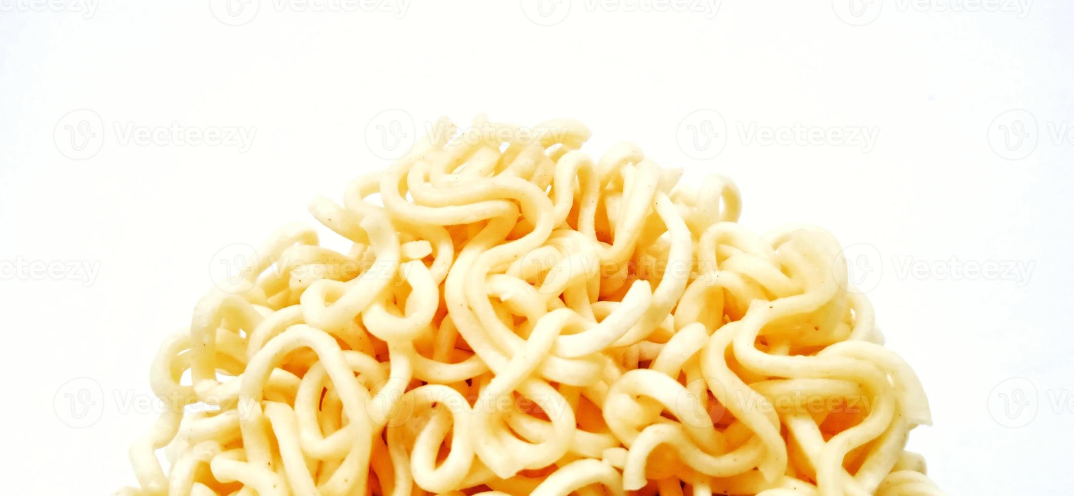 fideos instantáneos sin cocer con espacio negativo aislado en el fondo del estudio blanco gris. diseño de fondo de alimentos. adecuado para la promoción de la industria y empresa de alimentos y bebidas, publicidad de alimentos. foto