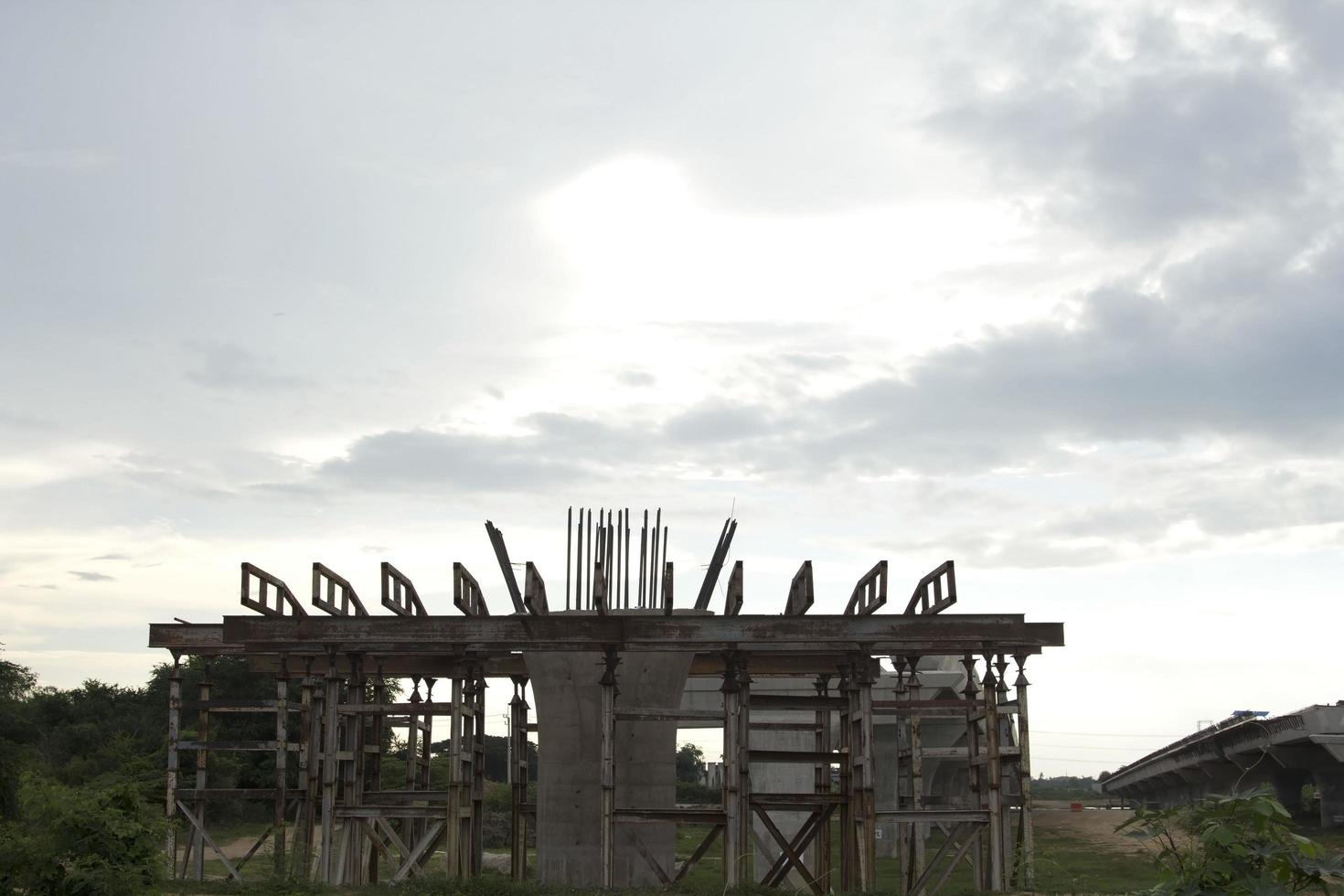 la construcción y el vaciado de pilotes de hormigón para soportar el peso de los puentes de las autopistas en las zonas rurales de tailandia es una autopista cómoda para caminar, rápida y que ahorra tiempo. foto