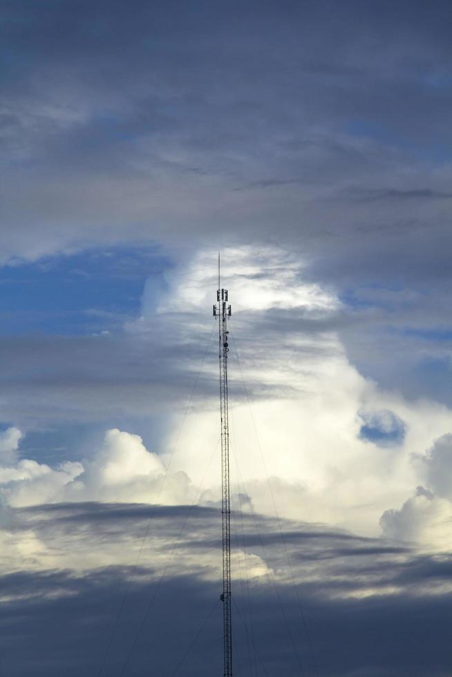 cielos grises, nubes multicolores y altos postes telefónicos en la noche. los cielos son sombríos como una tormenta y la tecnología moderna en el mundo del futuro. foto