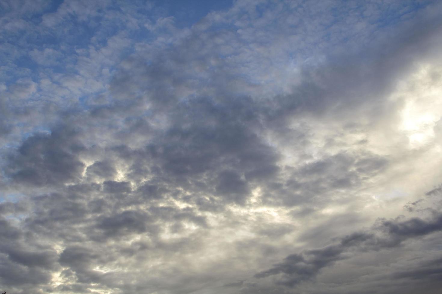 muchas nubes - muchos colores antes de que se ponga el sol. el ambiente era aterrador como si las tormentas de verano y las fuertes lluvias estuvieran a punto de ocurrir. foto