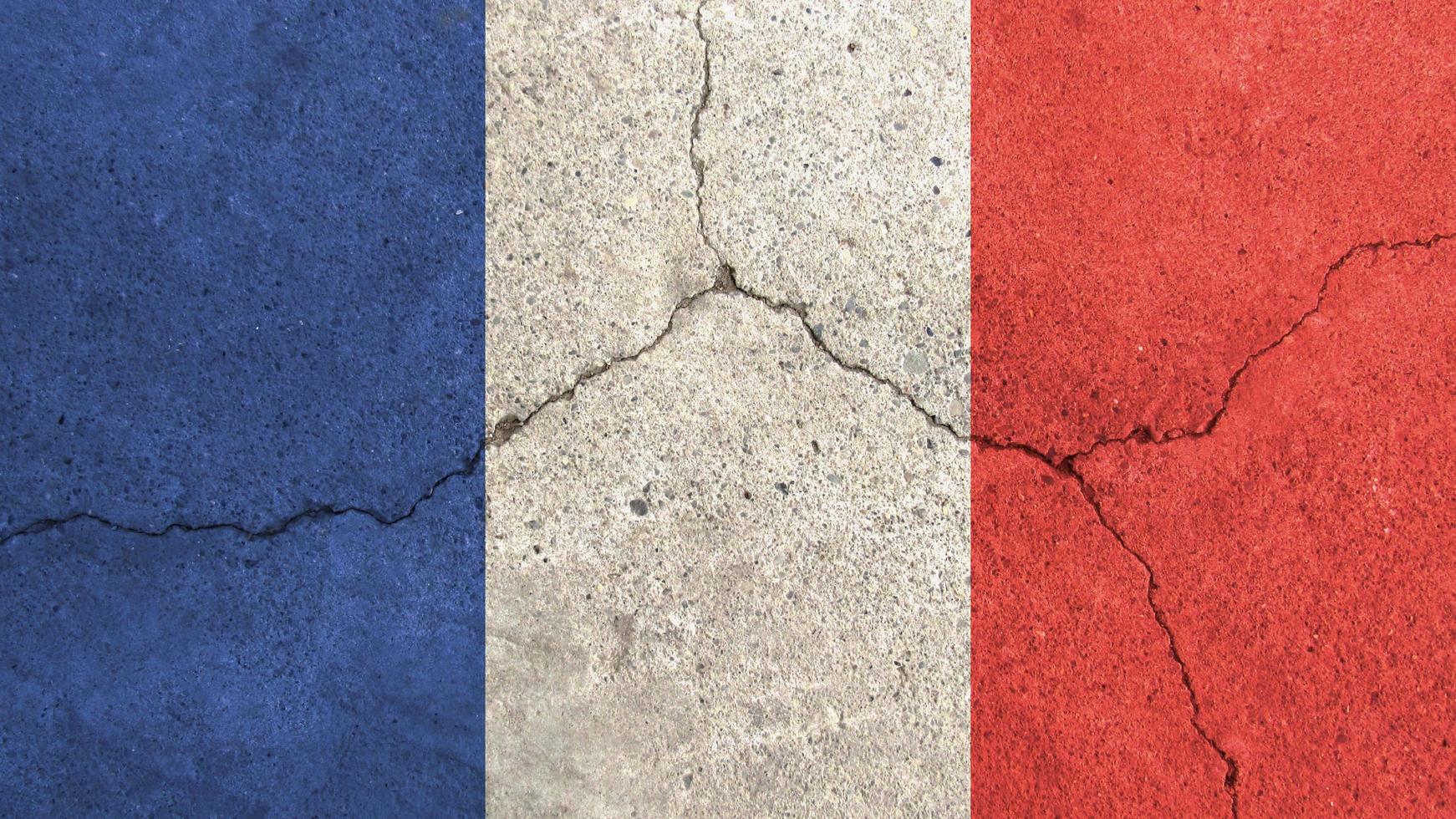 bandera de francia bandera de francia en la pared de cemento agrietada foto