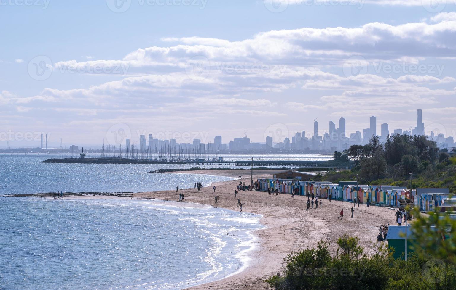 vista panorámica de la playa de brighton, un icónico lugar turístico popular en melbourne, estado de victoria de australia. foto