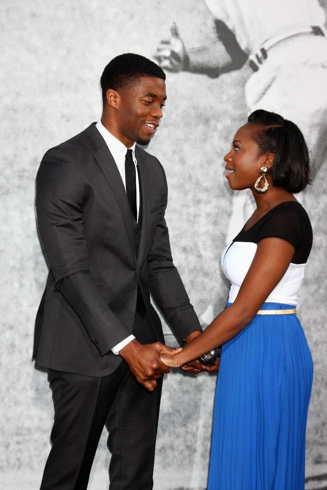 los angeles, 9 de abril - chadwick boseman, naturi naughton llega al estreno de 42 en el teatro chino el 9 de abril de 2013 en los angeles, ca foto