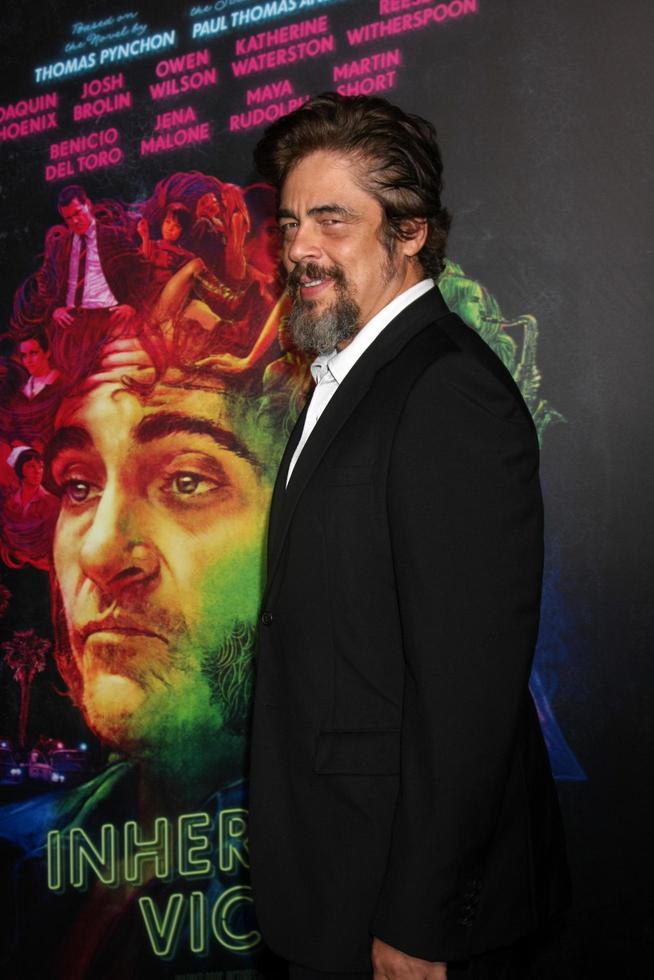 los angeles, 10 de diciembre - benecio del toro en el estreno de inherente vice los angeles en el teatro chino tcl el 10 de diciembre de 2014 en los angeles, ca foto