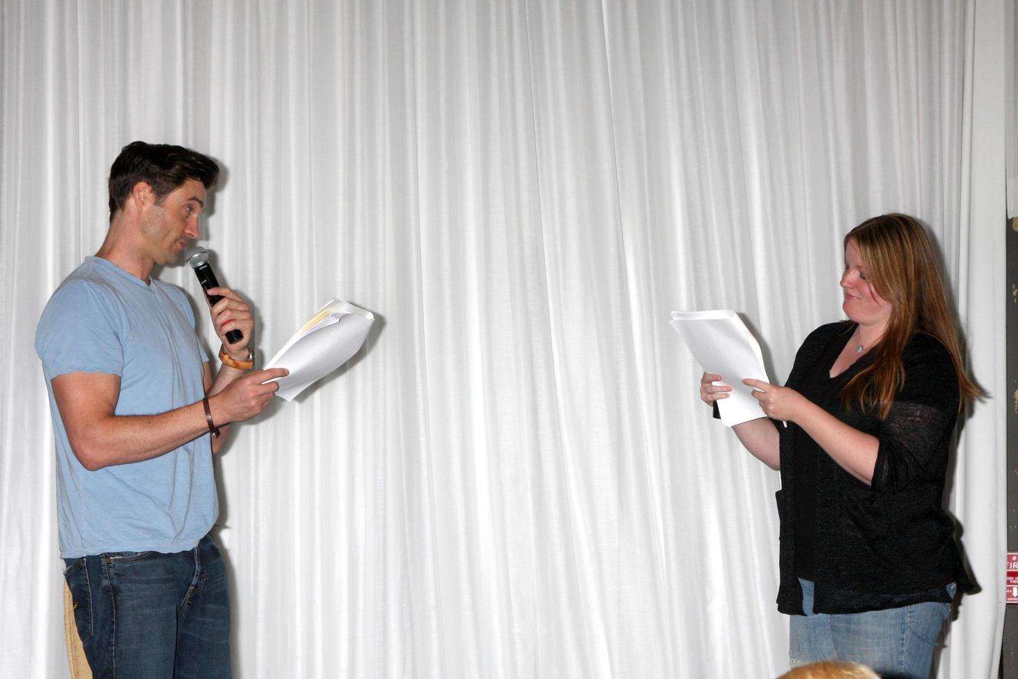 los angeles, 25 de agosto - daniel goddard, fan haciendo una escena de un guion de ynr en el evento de fans de goddard y khalil en el hotel universal sheraton el 25 de agosto de 2013 en los angeles, ca foto