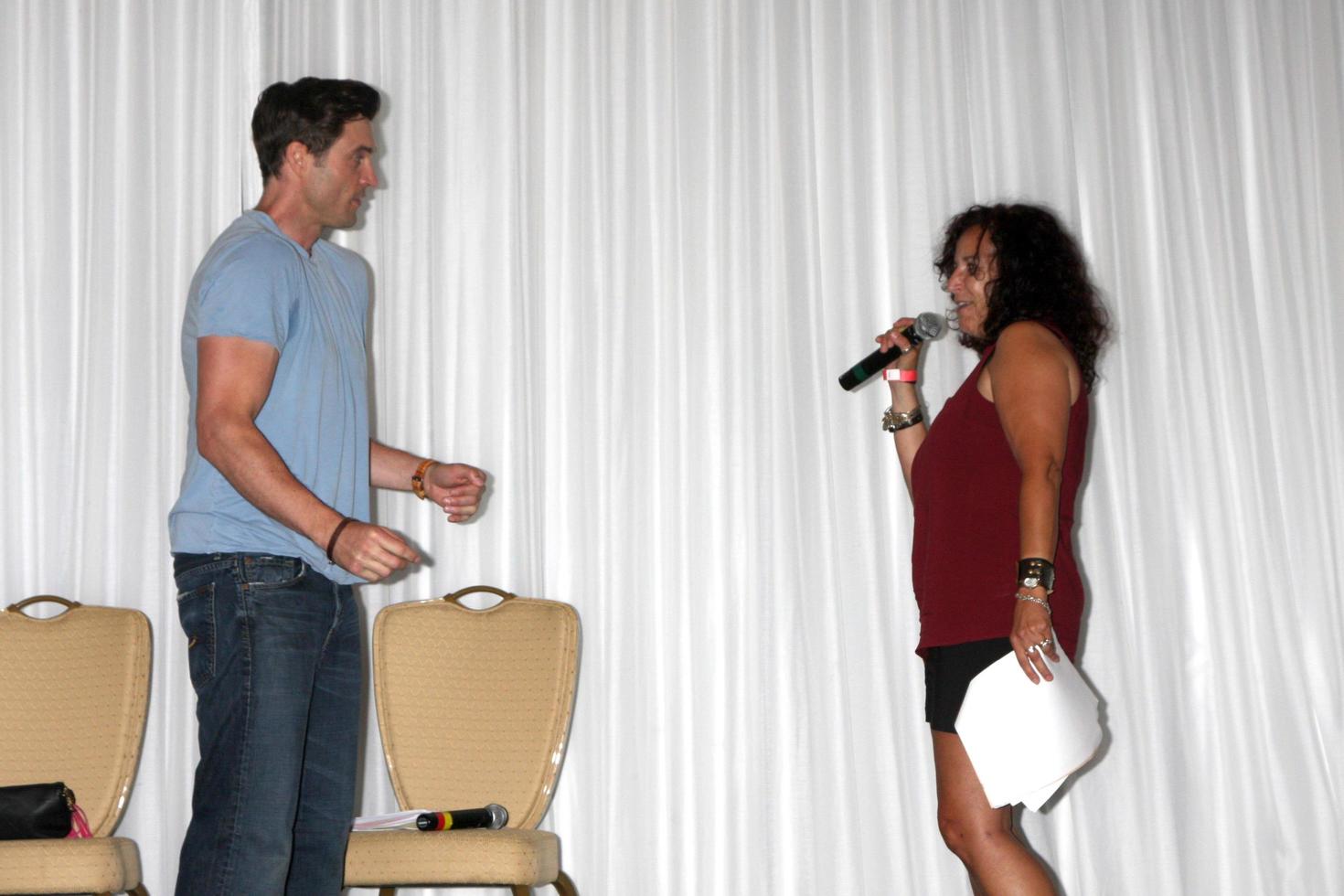 los angeles, 25 de agosto - daniel goddard, fan haciendo una escena de un guion de ynr en el evento de fans de goddard y khalil en el hotel universal sheraton el 25 de agosto de 2013 en los angeles, ca foto