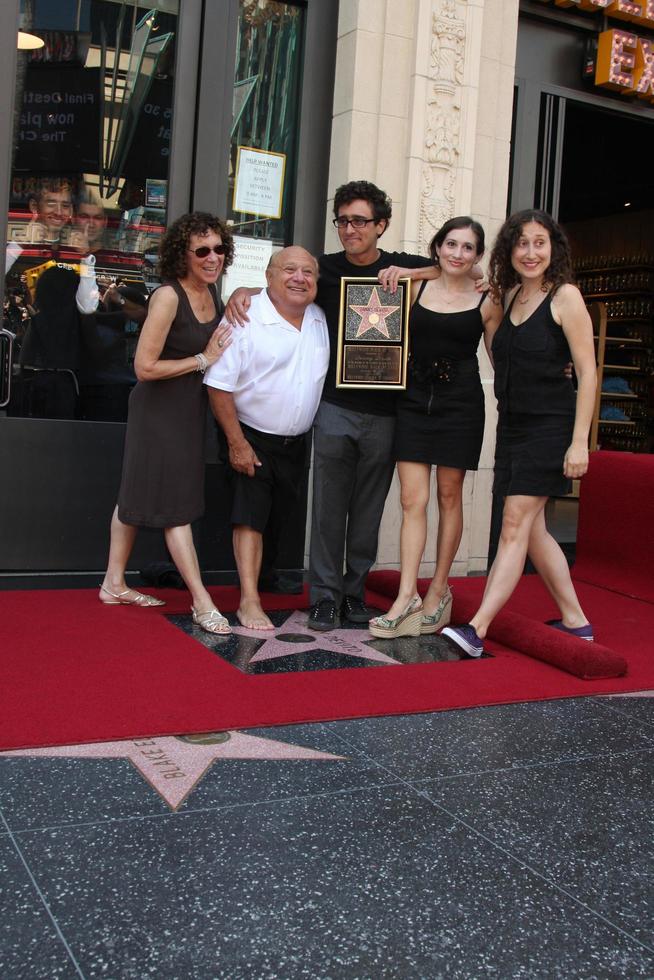 los angeles, 18 de agosto - danny devito, con su esposa rhea perlman, y sus hijos en la ceremonia cuando danny devito recibe una estrella en el paseo de la fama de hollywood el 18 de agosto de 2011 en los angeles, ca foto