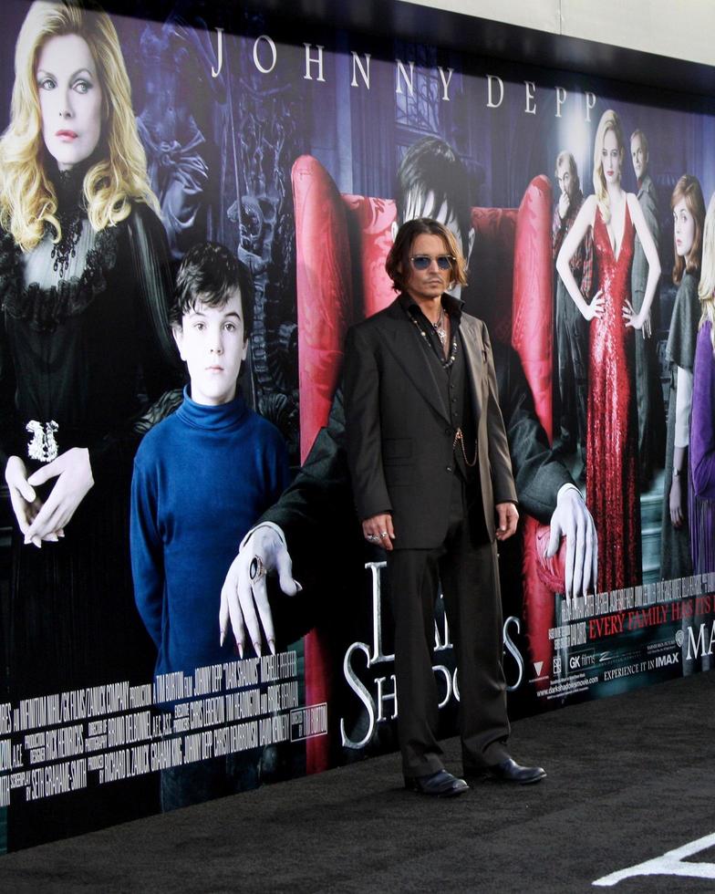 los angeles, 7 de mayo - johnny depp llega a las sombras oscuras, estreno de los angeles en el teatro chino graumans el 7 de mayo de 2012 en los angeles, ca foto