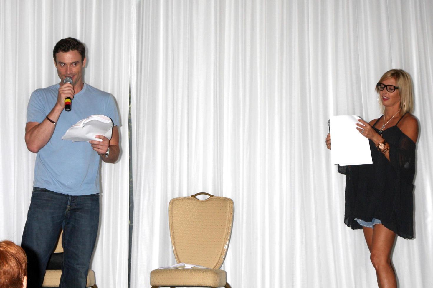 los angeles, 25 de agosto - daniel goddard, fan haciendo una escena de un guion de ynr en el evento de fans de goddard y khalil en el hotel universal sheraton el 25 de agosto de 2013 en los angeles, ca foto