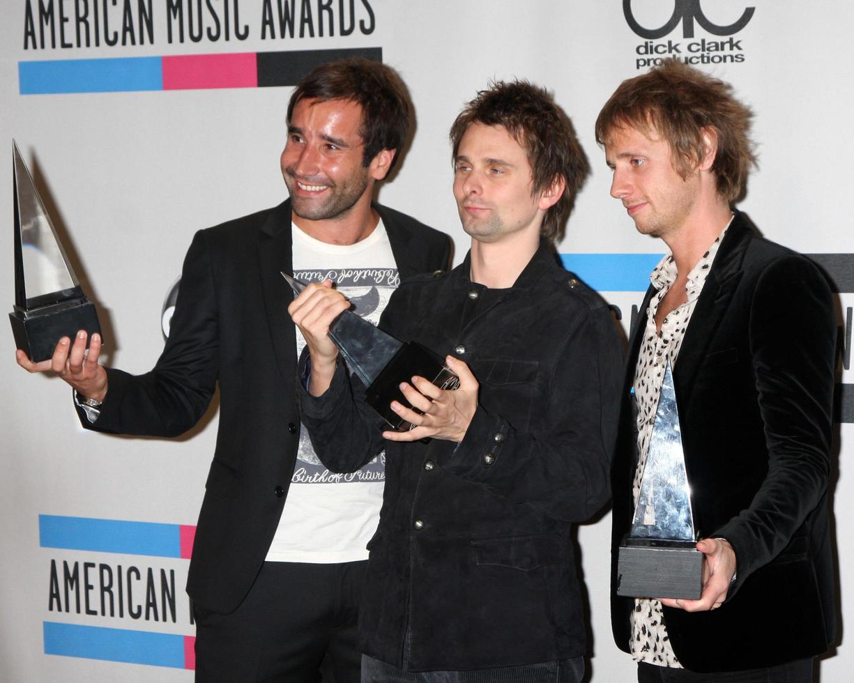 los angeles 21 de noviembre - muse christopher wolstenholme, matthew bellamy y dominic howard en la sala de prensa de los premios de música americana 2010 en el teatro nokia el 21 de noviembre de 2010 en los angeles, ca foto