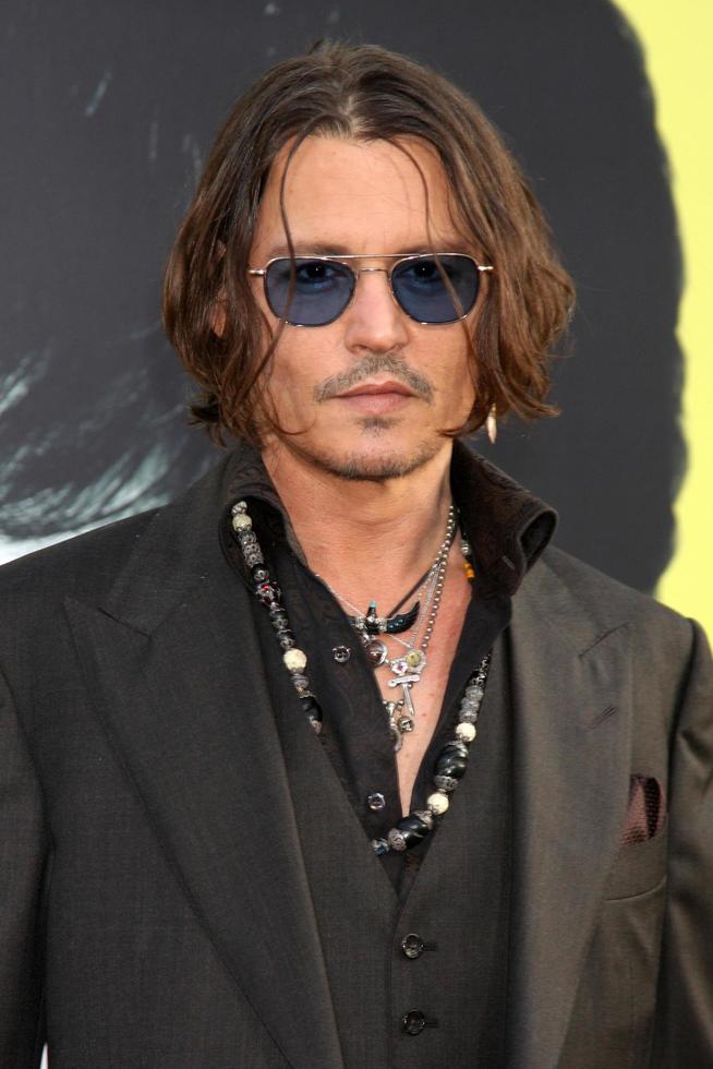 los angeles, 7 de mayo - johnny depp llega a las sombras oscuras, estreno de los angeles en el teatro chino graumans el 7 de mayo de 2012 en los angeles, ca foto