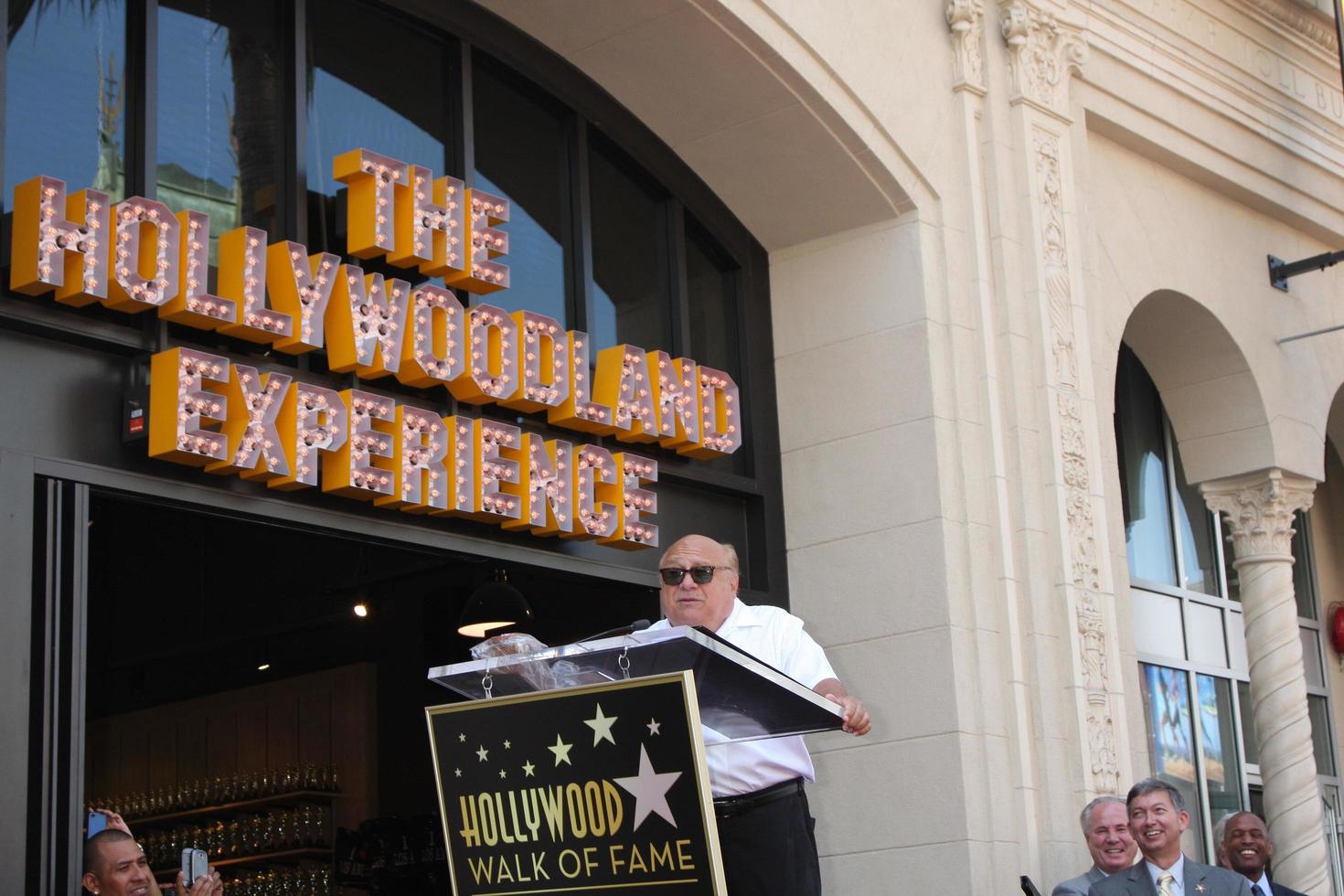 los angeles, 18 de agosto - danny devito en la ceremonia cuando danny devito recibe una estrella en el paseo de la fama de hollywood el 18 de agosto de 2011 en los angeles, ca foto