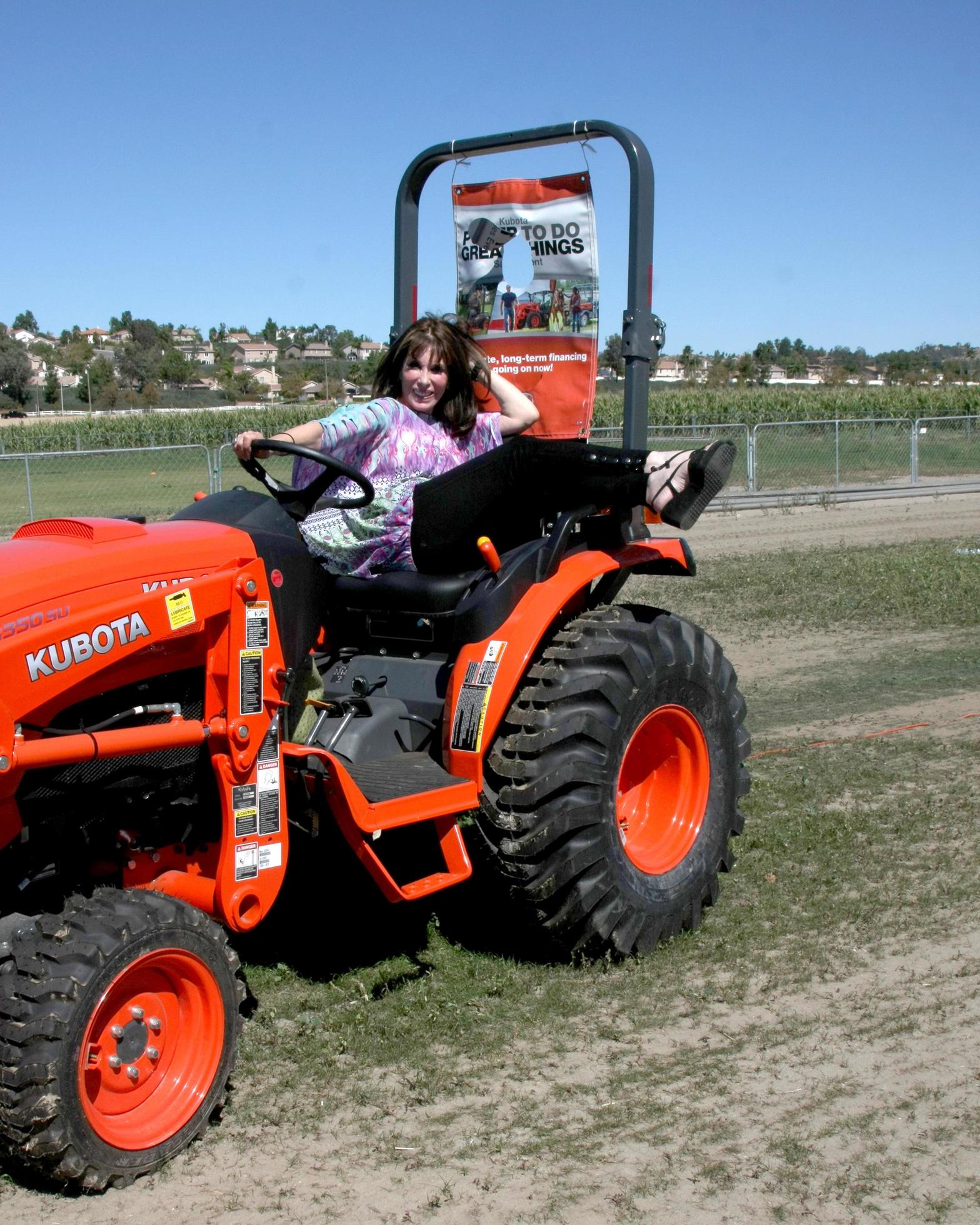 LOS ANGELES, OCT 9 Kate Linder at the Celebrities Salute the Military