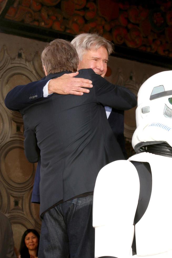 los angeles - 8 de marzo harrison ford, mark hamill en la ceremonia de la estrella de mark hamill en el paseo de la fama de hollywood el 8 de marzo de 2018 en los angeles, ca foto