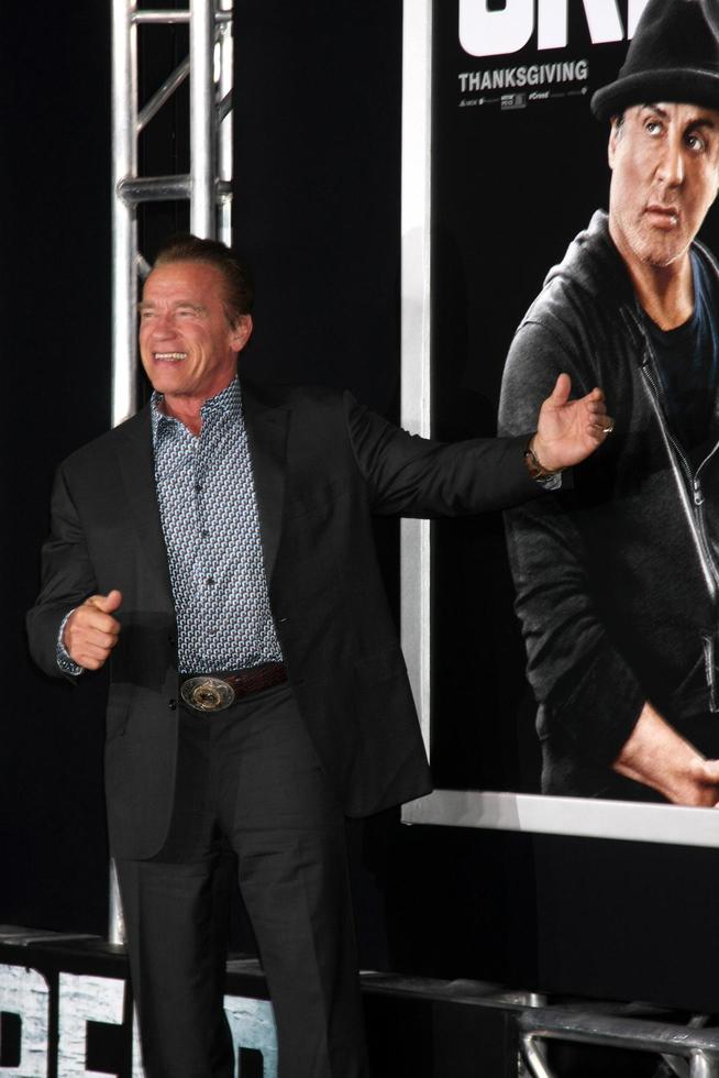 los angeles, 19 de noviembre - arnold schwarzenegger en el estreno de creed los angeles en el teatro del pueblo el 19 de noviembre de 2015 en westwood, ca foto