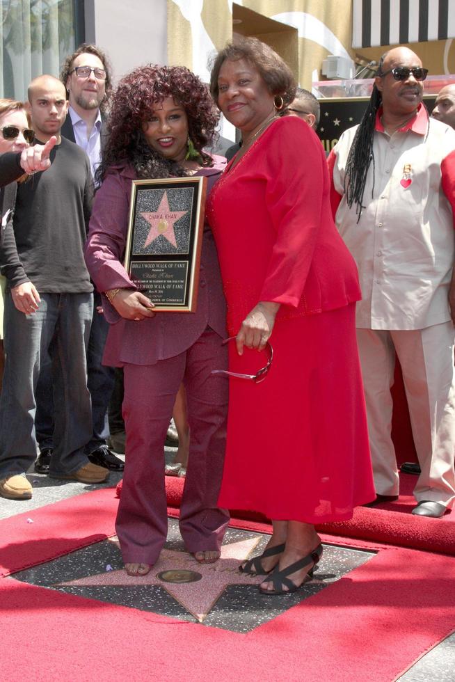 los angeles, 19 de mayo - chaka kahn y madre sandra en la ceremonia de la estrella del paseo de la fama de hollywood chaka kahn en hollywood blvd el 19 de mayo de 2011 en los angeles, ca foto