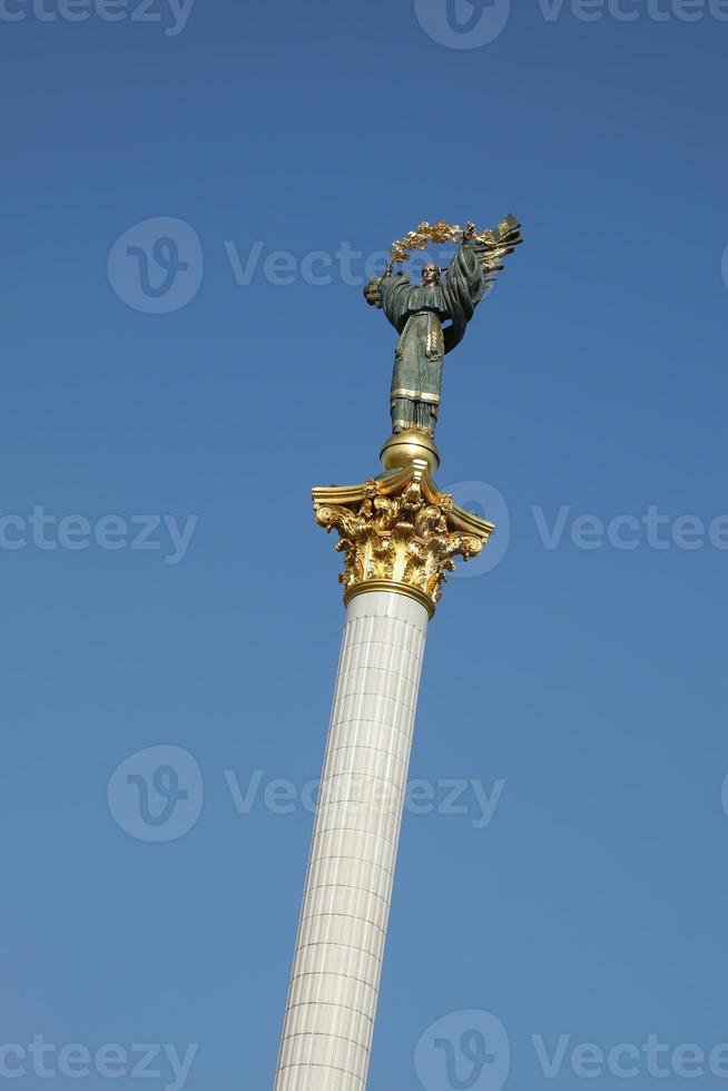 Independence Monument in Maidan Nezalezhnosti in Kiev, Ukraine photo