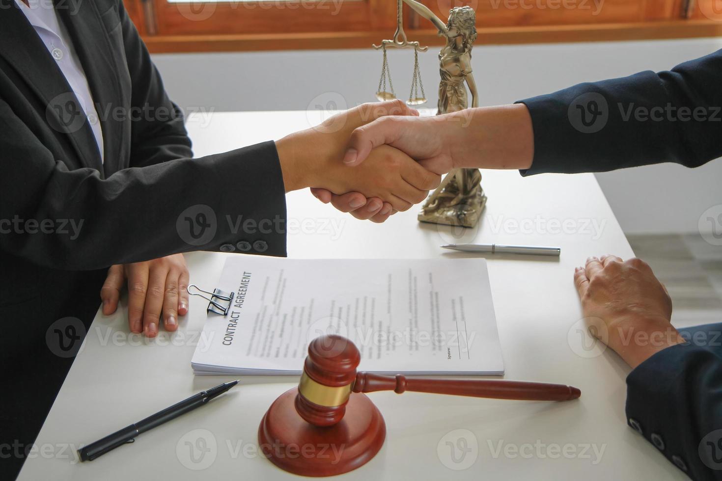 ley, consejo, acuerdo, contrato, abogado, asesoramiento en materia de litigios y dar la mano en los contratos como abogados para recibir quejas de los clientes. abogado de concepto foto