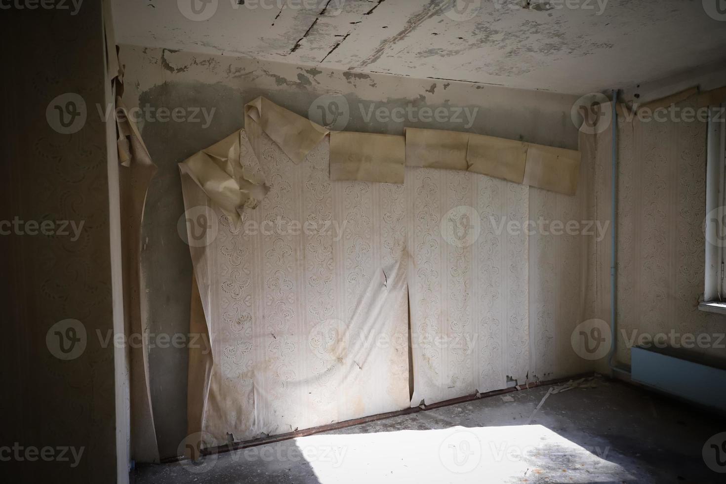 habitación de un edificio en la ciudad de pripyat, zona de exclusión de chernobyl, ucrania foto