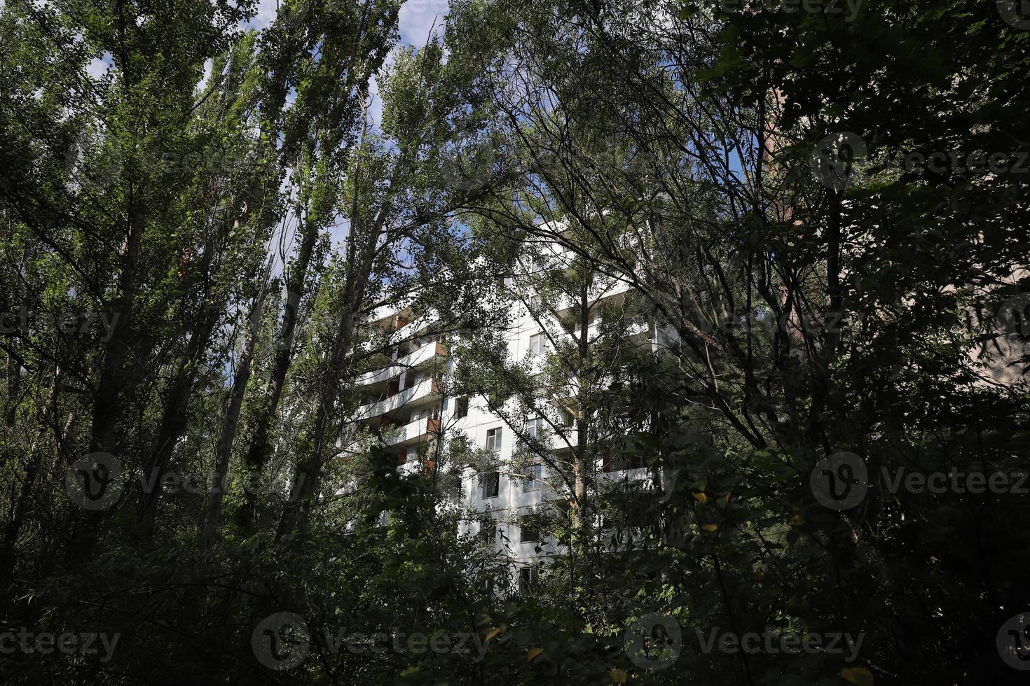 edificio en la ciudad de pripyat, zona de exclusión de chernobyl, ucrania foto