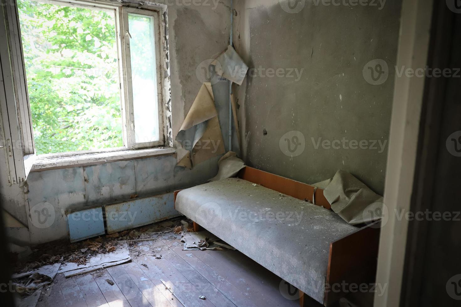 habitación de un edificio en la ciudad de pripyat, zona de exclusión de chernobyl, ucrania foto