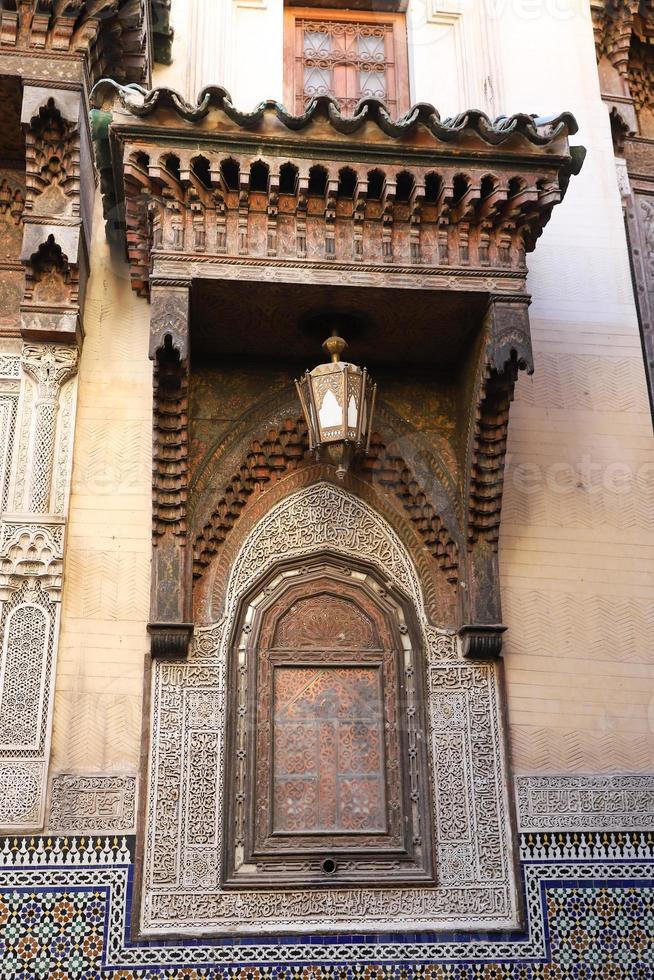 ventana de un edificio en fez, marruecos foto