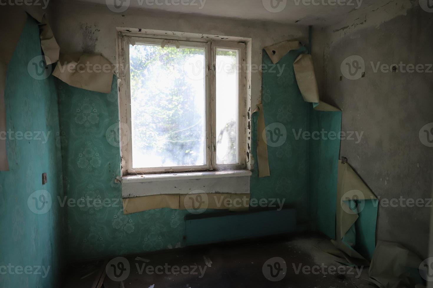 habitación de un edificio en la ciudad de pripyat, zona de exclusión de chernobyl, ucrania foto