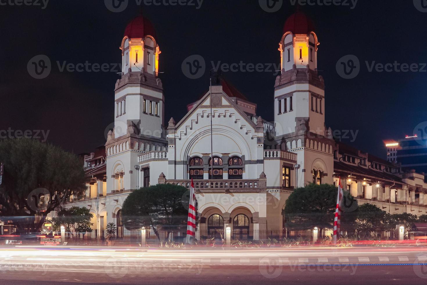 edificio colonial lawang sewu en semarang por la noche foto