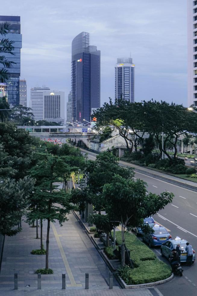 tráfico de la tarde en la calle jendral sudirman, jakarta foto