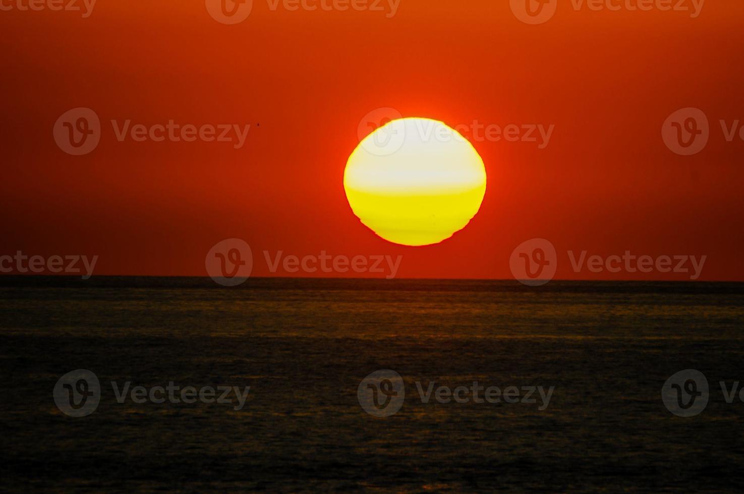 puesta de sol tropical y océano foto