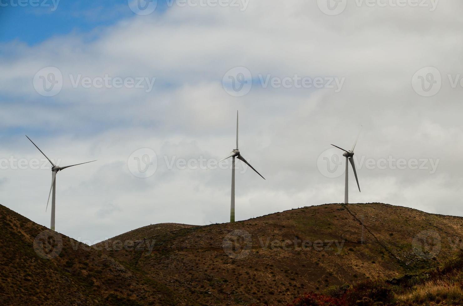 molinos de viento en las colinas foto