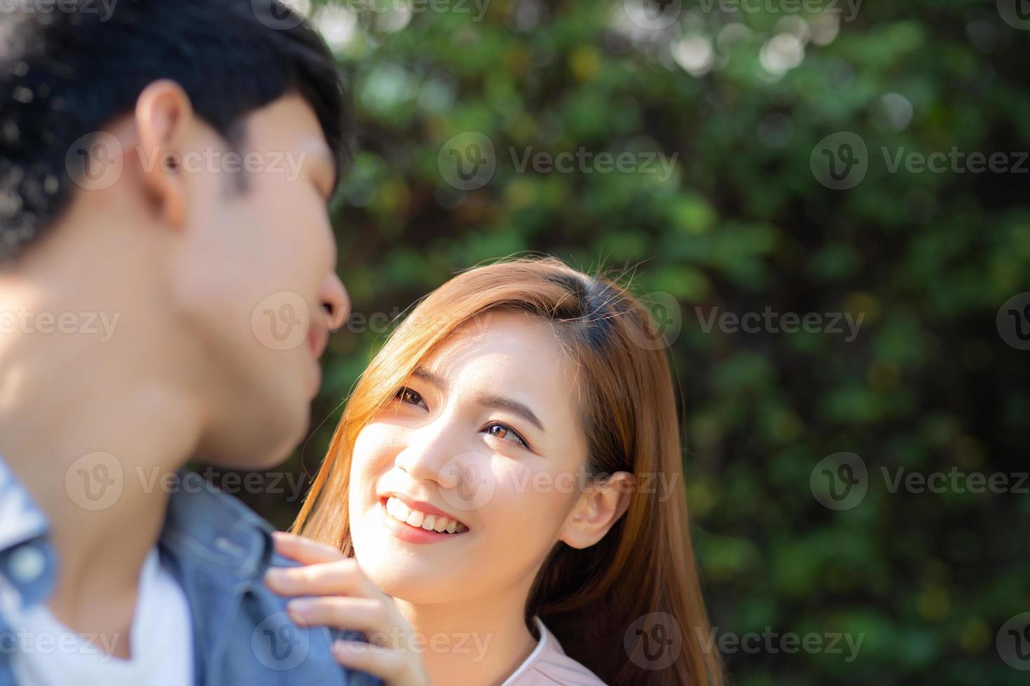 hermosa pareja de retratos mirándose a los ojos y sonriendo con una relación feliz, joven y asiática de hombre y mujer con citas amorosas, sentimiento y emoción de marido y mujer, amantes y concepto de estilo de vida. foto