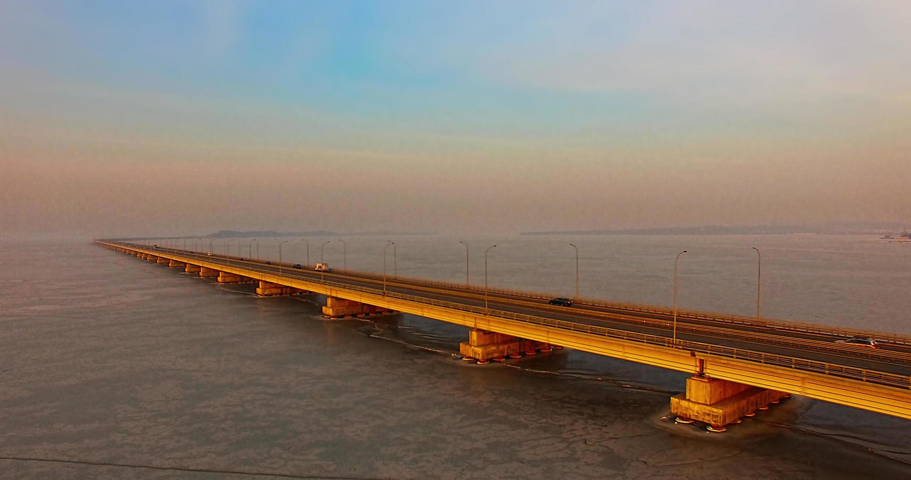 vista aérea con vistas al puente de aguas bajas. vladivostok, rusia foto