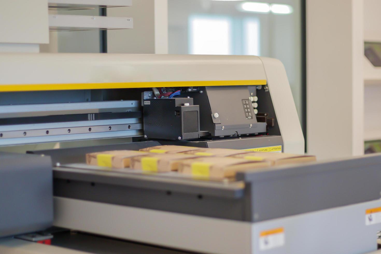 máquinas de impresión en producción. Impresora plana uv para imprimir en todos los materiales sólidos. panel de control de la impresora de inyección de tinta de gran formato. enfoque selectivo. industria de la impresión. foto