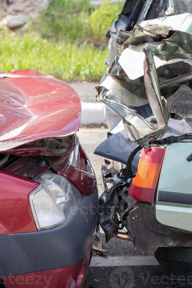 accidente de tráfico en la calle, coche dañado tras una colisión en la ciudad. Accidente por exceso de velocidad e intoxicación alcohólica. fondo de transporte. el concepto de seguridad vial y seguros. foto