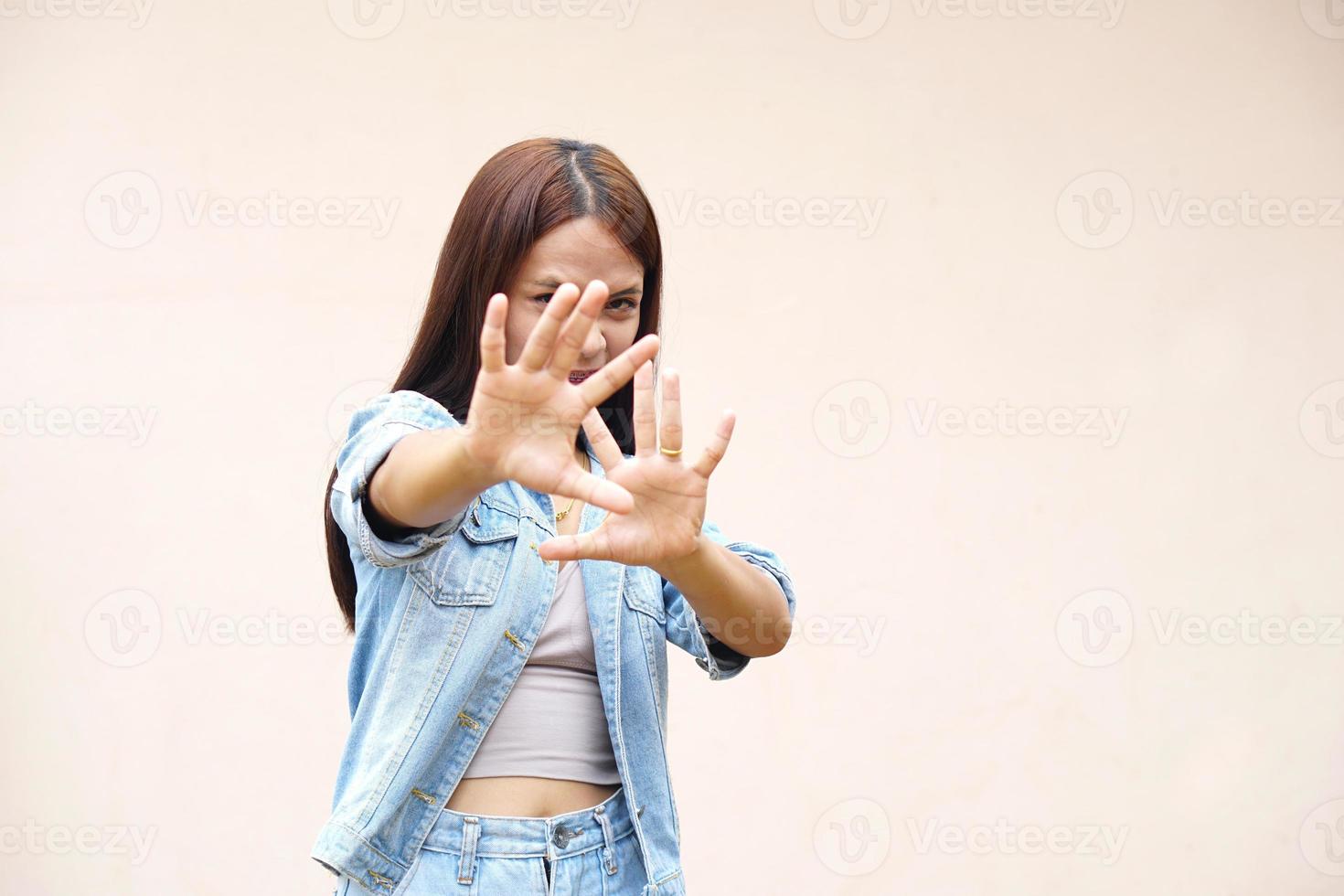 mujer levantó la mano para disuadir, campaña para detener la violencia contra las mujeres. foto