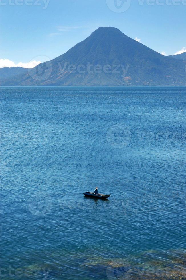 volcánico lago de atitlán en guatemala foto