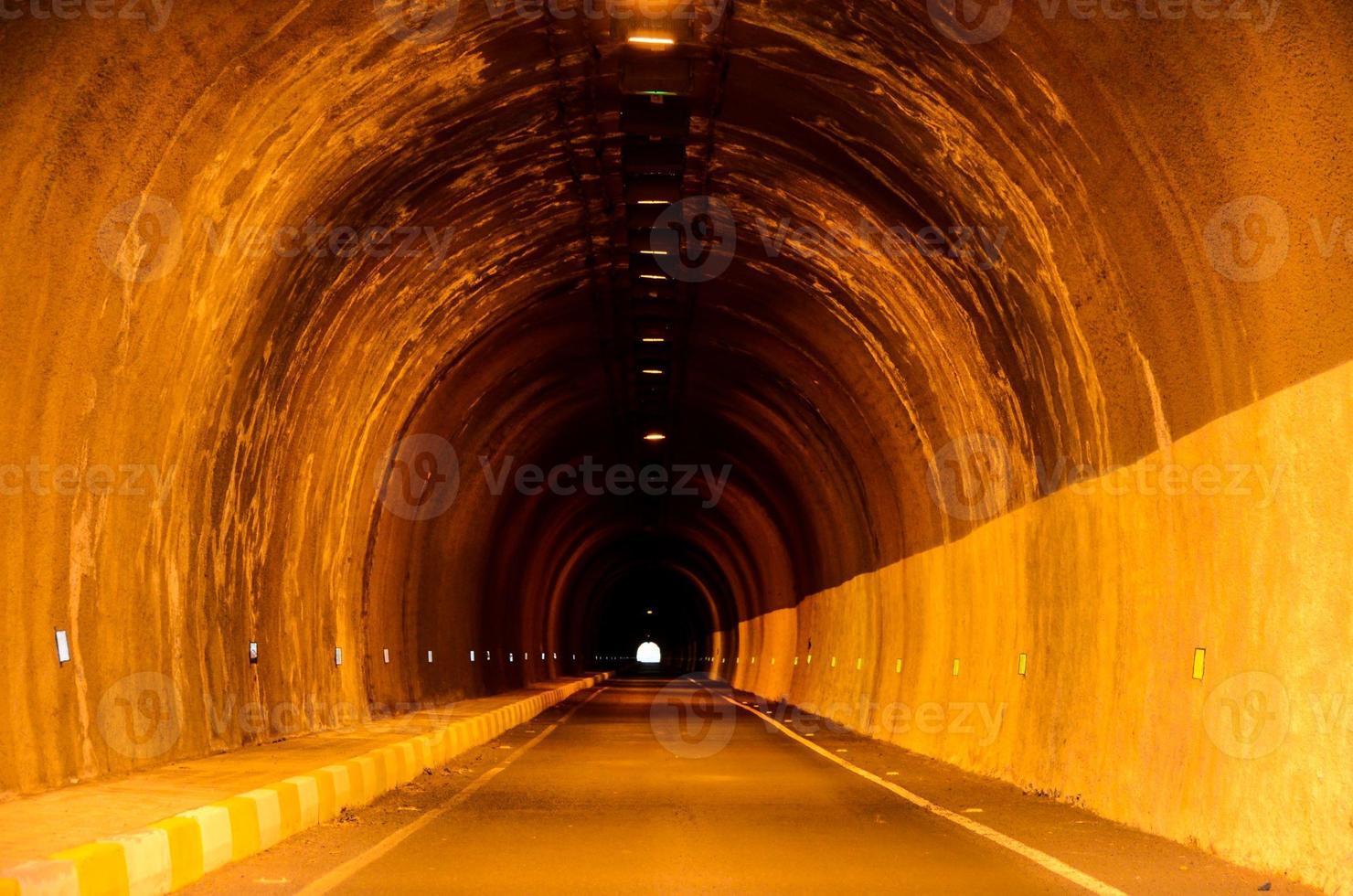 túnel oscuro subterráneo foto