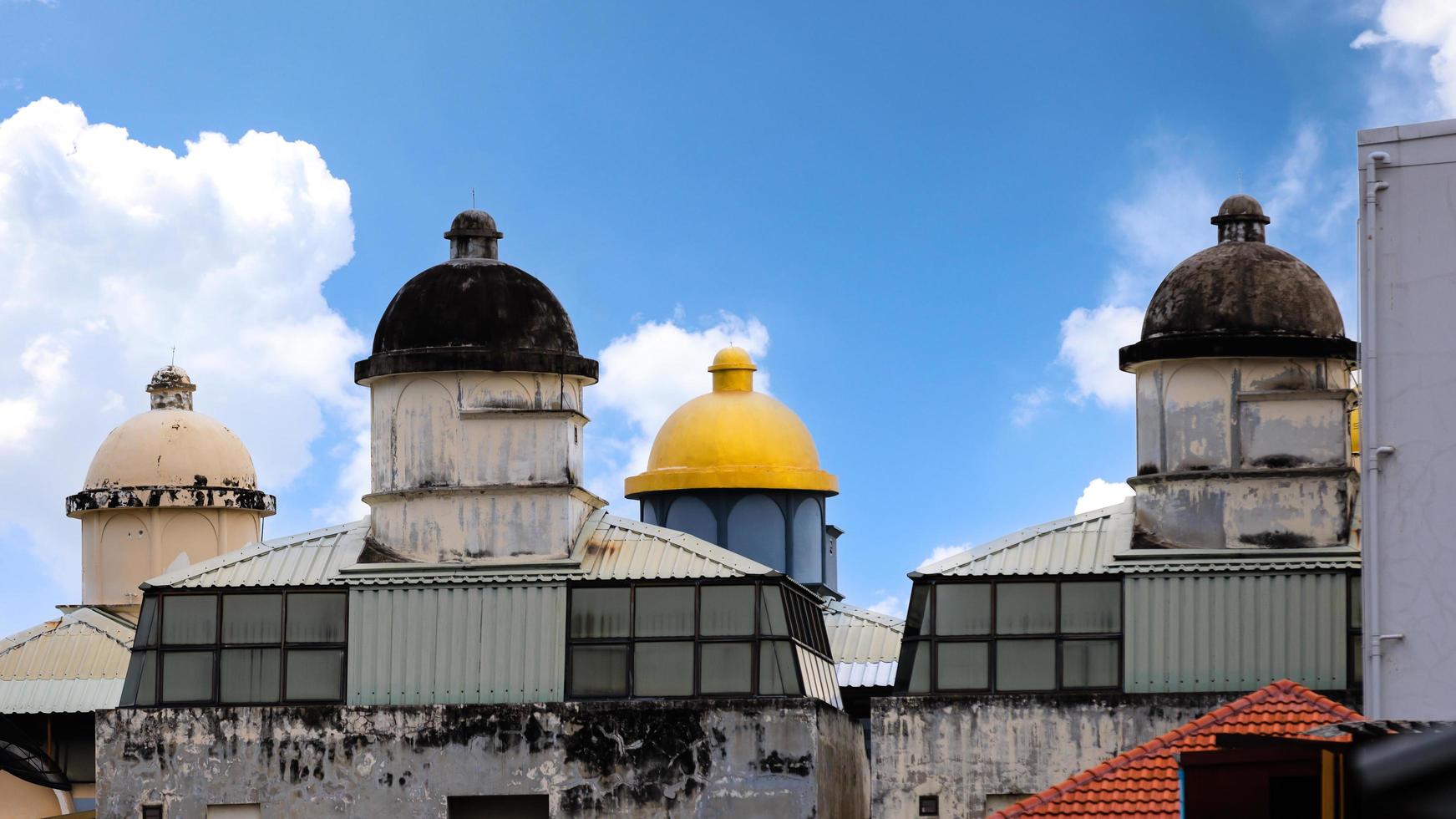 grupo de cuatro cúpulas superiores en una colorida y antigua mezquita tradicional. foto