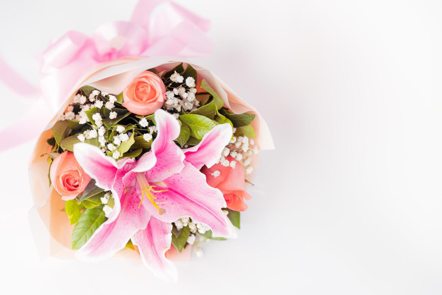 ramo hecho con hermosos arreglos de flores frescas, rosas, lirios, hojas verdes con espacio para copiar 8287001 Foto de stock en Vecteezy ramo hecho con hermosos arreglos de flores frescas, rosas, lirios, hojas verdes con espacio para copiar 8287001 Foto de stock en Vecteezy