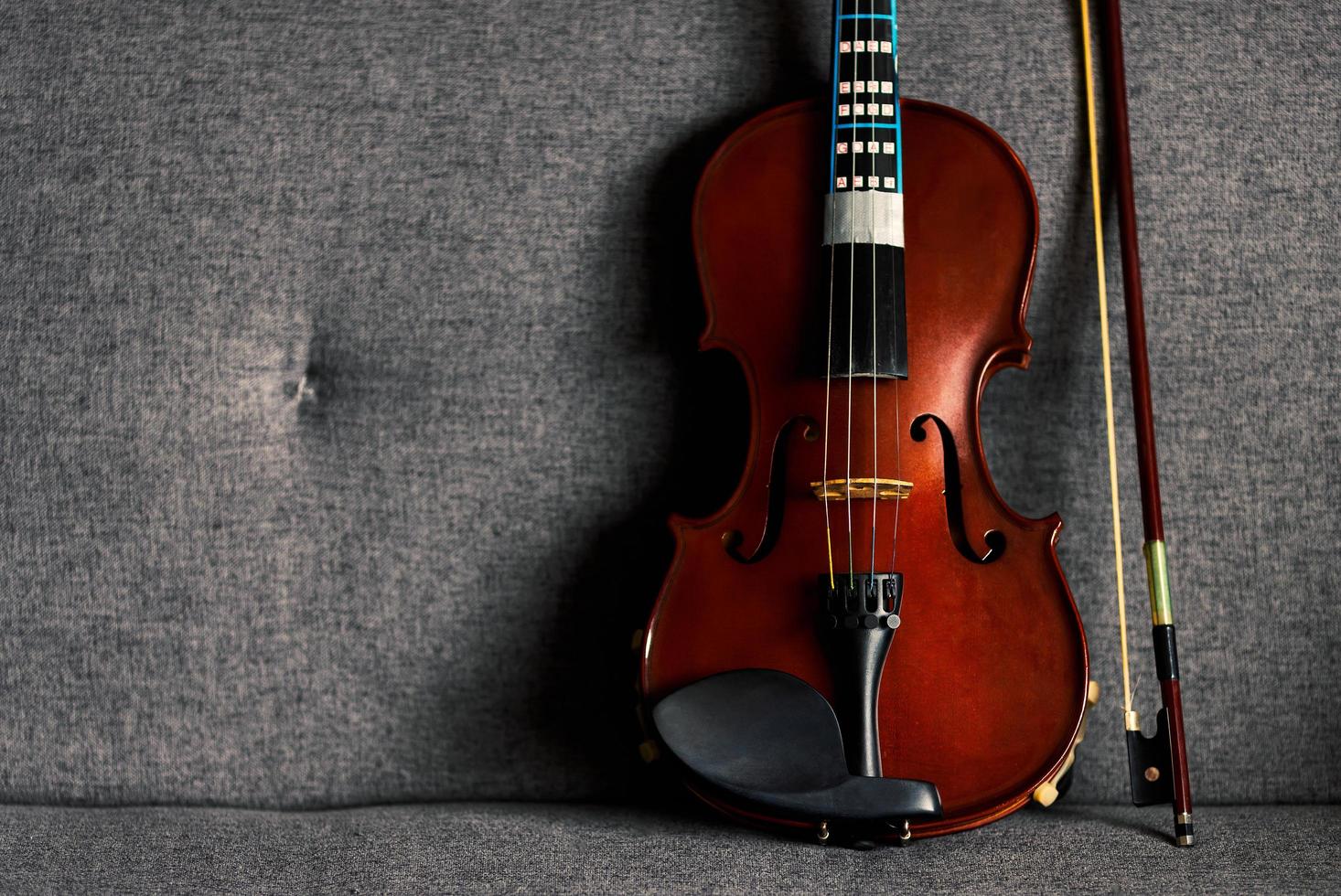 violín vintage instrumento musical de orquesta tomado con luz natural foto