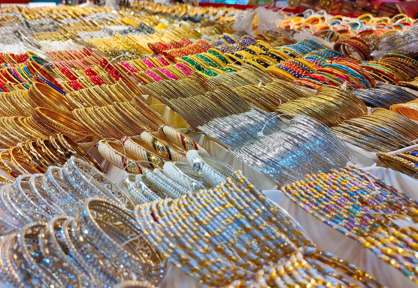 brazaletes coloridos de una tienda en bangladesh, fondo de brazaletes coloridos apilados con purpurina y brazaletes de colores lisos, brazaletes coloridos brillantes foto