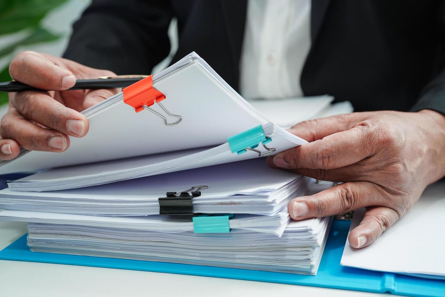 el empresario trabaja y prepara los datos del informe de papeleo para  analizar la información en la carpeta de archivos en la oficina. 8288288  Foto de stock en Vecteezy